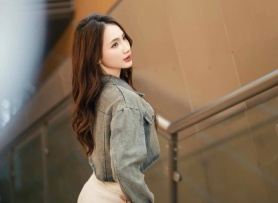 Cô gái 'gây sốt' khi sáng làm người mẫu, tối làm đồng nát