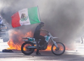 Lý do nhiều người biểu tình ở Los Angeles vẫy cờ Mexico