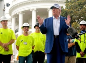 Ông Trump đùa về người nhập cư trong lễ dựng cờ ở Nhà Trắng