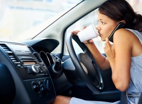 Luật mới ở California cấm tài xế chạm vào điện thoại khi đang lái xe