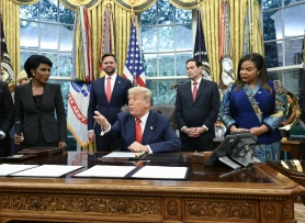 Ông Trump nói đùa khi khen nữ phóng viên xinh đẹp