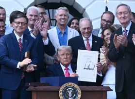 Ông Trump ký duyệt 'Đạo luật to đẹp'