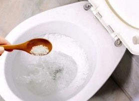 Tại sao nên rắc muối vào bồn cầu?