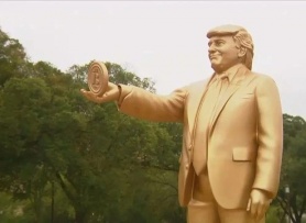 Xuất hiện tượng vàng ông Trump cầm Bitcoin trước tòa quốc hội Mỹ
