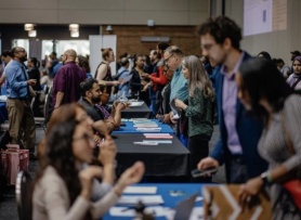 Mỹ: Dân văn phòng mất việc hàng loạt, thợ lành nghề 'lên ngôi'