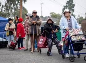 Dòng người xếp hàng chờ nhận thực phẩm hỗ trợ ở California