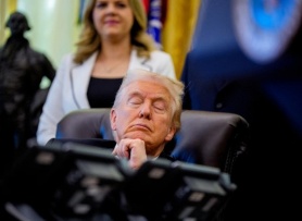 Ông Trump gây chú ý vì nhắm nghiền mắt trong sự kiện ở Nhà Trắng