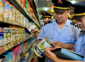 Vụ thu giữ hơn 11.000 tấn sữa pha melamine khiến 6 trẻ tử vong, 300.000 trẻ bị bệnh: Phụ huynh hoang mang giữa 'ma trận' sữa giả