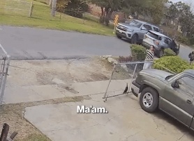 Đặc vụ nhập cư truy đuổi người phụ nữ Mỹ đến tận cửa nhà