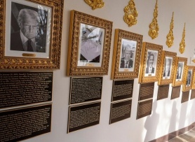 Ông Trump cho treo ảnh châm chọc hai người tiền nhiệm