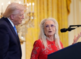 Tỷ phú hứa tặng 250 triệu USD để ông Trump tranh cử nhiệm kỳ ba