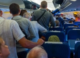 Những hành vi kém sang khi xuống máy bay