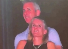 Cái giá phải trả sau nụ hôn với CEO trên Kiss Cam