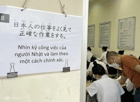 Gánh nặng 'kiếm tiền thay cả gia đình' bào mòn người xa xứ