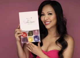 Người phụ nữ gốc Việt kiếm 9 triệu USD nhờ món quà vặt tuổi thơ