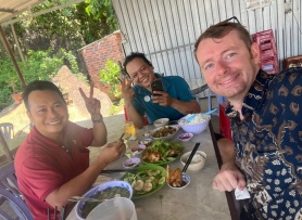 Người nước ngoài học cách sống chung với hàng xóm Việt