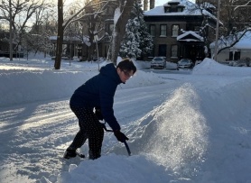 Người Việt kể quy định bắt buộc xúc tuyết trước nhà ở Canada