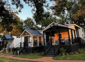 Người già Mỹ bán nhà to, vào làng tí hon dưỡng già