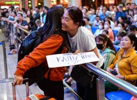 Những Việt kiều chắt chiu cả năm để về Tết