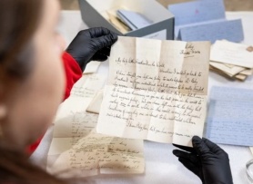 Bí mật mối tình vụng trộm hơn 100 năm trước trong hộp giày cũ