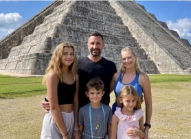 Hối hận sau 5 năm đưa con đi khắp thế giới