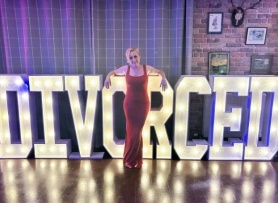 Bà mẹ hai con mở tiệc ăn mừng ly hôn