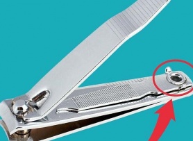 Bí ẩn chiếc lỗ nhỏ trên đồ bấm móng tay
