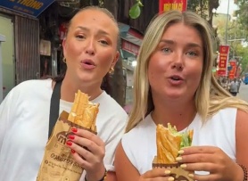 'Stand banh mi' tạo cơn sốt bánh mì vỉa hè Việt Nam