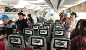 Người Việt ở Mỹ kể chuyện đi máy bay: Hành lý dư... 3 lạng phải lấy ra