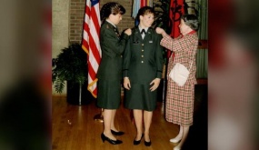 Cặp chị em gái đầu tiên trở thành tướng lục quân Mỹ
