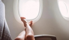 Vì sao bạn không nên cởi giày khi ngồi trên máy bay?