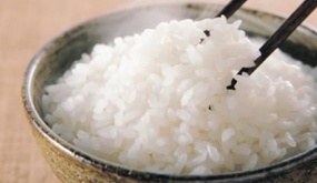 Học người Nhật thử bỏ 2-3 viên đá lạnh vào nồi cơm, bạn sẽ bất ngờ về công dụng nó đấy