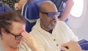 Mỹ: Bị đuổi khỏi máy bay vì phẫn nộ với đứa trẻ quấy khóc