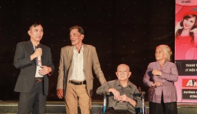 Nghệ sĩ Mạc Can, Hồng Sáp xúc động nhận tiền hỗ trợ từ diễn viên Thương Tín