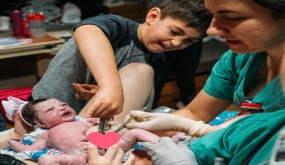 The Child's Remarkable Assistance in Delivering the Baby Leaves Everyone Amazed