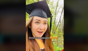 Cô gái Nga xúc động vì tình cảm của người Mỹ trong ngày tốt nghiệp