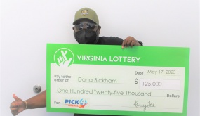 Linh tính, một ông ở Virginia mua cùng lúc 25 tờ vé số, trúng $125,000