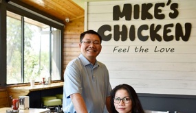 Vợ chồng Việt kiều biến quầy bán dạo thành quán gà rán ngon nhất Dallas