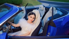 Em gái Cẩm Ly khoe dáng bên siêu xe của chồng tỷ phú: Nhà có 200 chiếc, chạy cả đời không hết