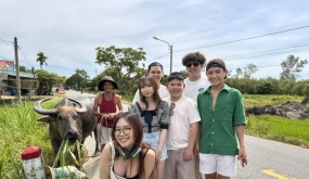 Vợ cũ Bằng Kiều lần đầu đưa 3 con về Việt Nam, hào hứng trải nghiệm cuộc sống thôn quê