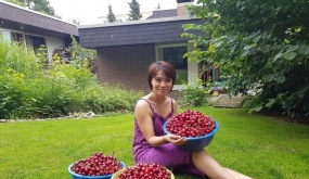 Rau siêu thị đắt đỏ, người phụ nữ gốc Việt biến ban công thành vườn ở Đức