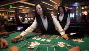 Người Việt làm nghề chia bài ở casino, được tip nhiều hơn làm nail