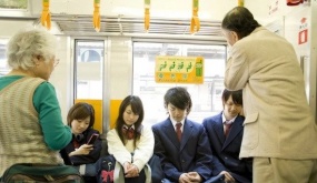 Tại sao người Nhật không nhường ghế cho người già trên tàu điện ngầm