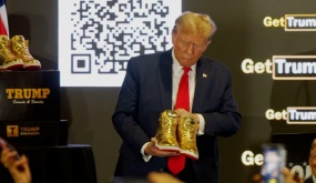 Sau khi bị phạt nặng, ông Trump ra mắt giày 'Không bao giờ đầu hàng'
