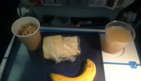 Bữa ăn trên máy bay gây tranh cãi vì quá đạm bạc