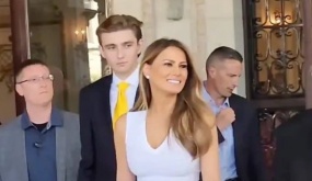 Cậu út nhà Trump gây chú ý khi cùng mẹ dự sự kiện