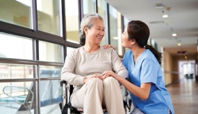Chồng bán nhà để chữa bệnh cho mẹ, chấp nhận để vợ con ở nhà thuê khiến tôi chỉ muốn ly hôn: Khi mẹ mất, tôi bật khóc nhìn tấm chăn của mẹ