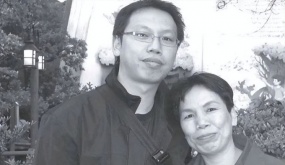 Món quà bất ngờ dành cho người mẹ nuôi đứa trẻ mồ côi