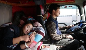 Tại sao các tài xế xe tải đường dài luôn thích mang theo một người phụ nữ? Họ làm gì trên xe?