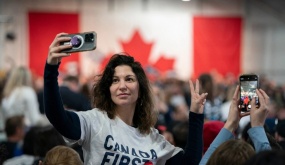 Phụ nữ Canada chắt bóp làm đẹp trong nỗi lo suy thoái